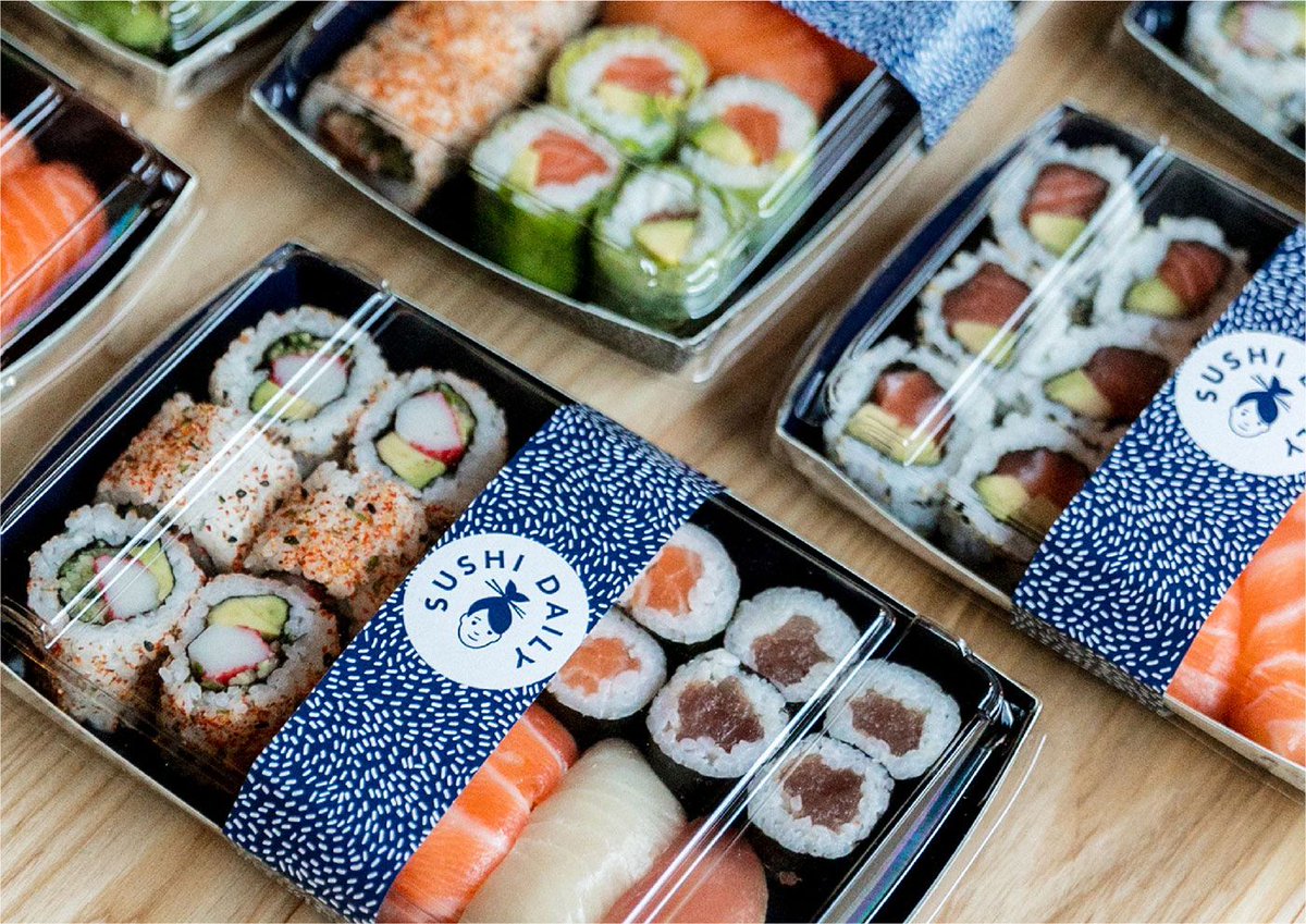 MightyRoom's tweet photo. [MIGHTYFESS] 

𝘥𝘪𝘯𝘨𝘥𝘰𝘯𝘨.
Ada paket makanan untuk semua member dan ct Mighty. Masing-masing dapat 1 porsi ya.

Isi paket: (55) burger, sushi, dessert box, strawberry milk.
Pesan: Pajak jadian dari kami, Shua dan Hyunjin. Silahkan dinikmati~ https://t.co/TpkGhrHfGS