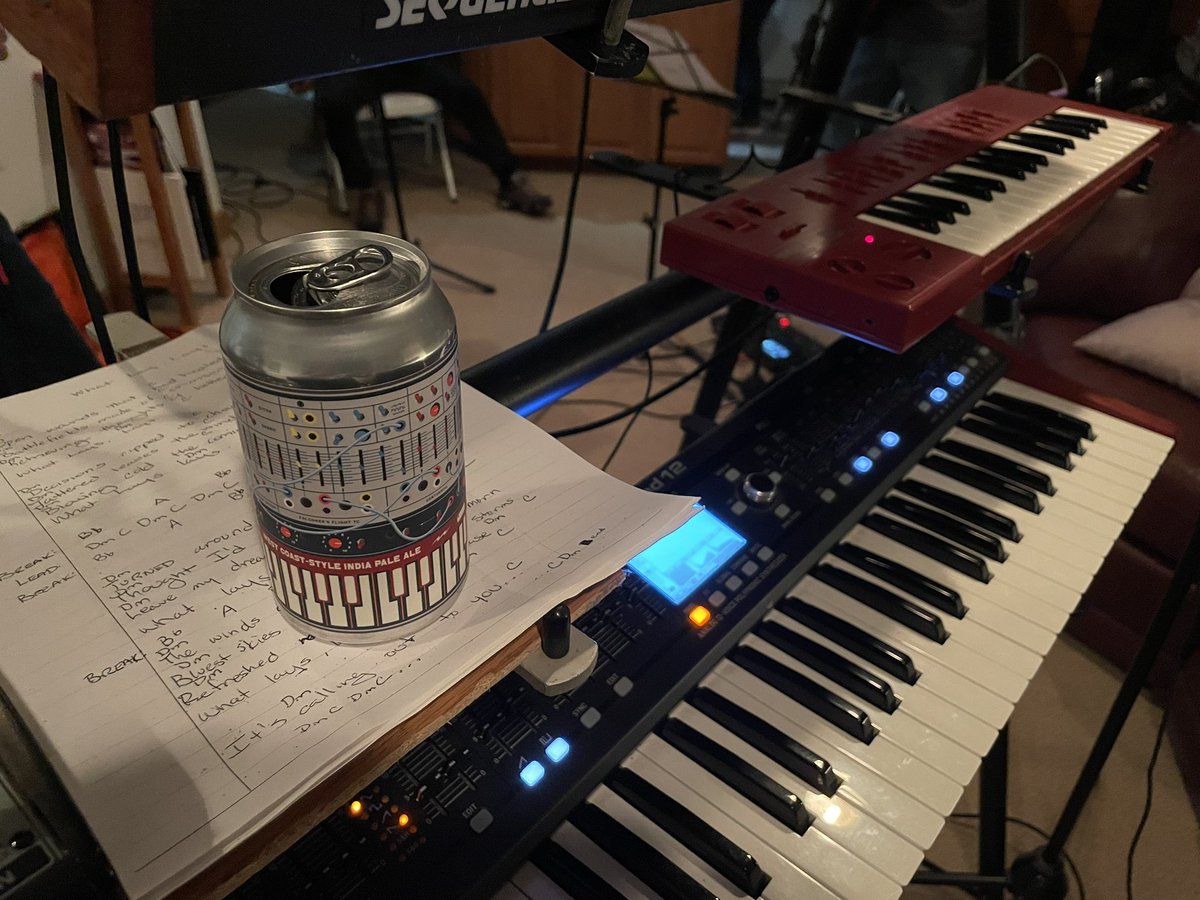 Tongo5000's tweet photo. Perfect night for #SynthesizerShowroom  @marzbrewing thanks @aromanchina #Cheers https://t.co/rQcQZI6zPt