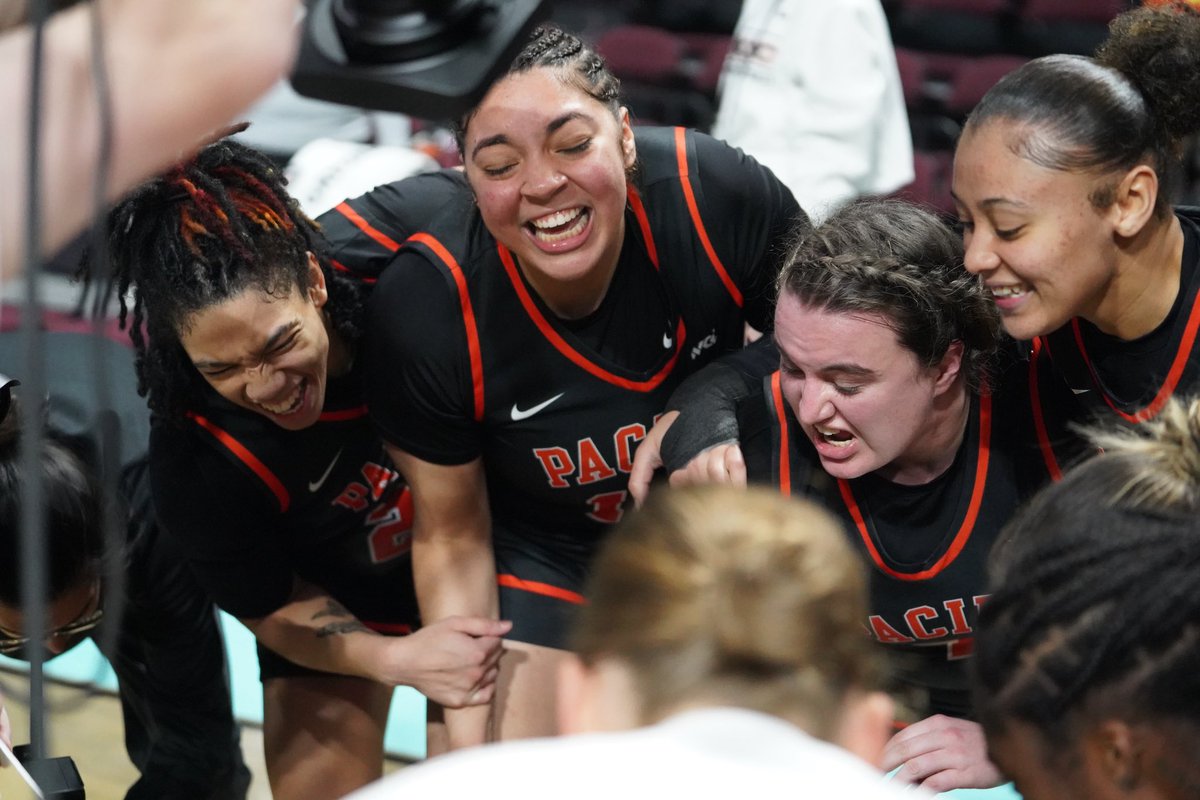 Pacific_Hoops's tweet photo. That winning feeling!! 

#UpRoar | #WCCHoops https://t.co/vUwk4zr6Vm