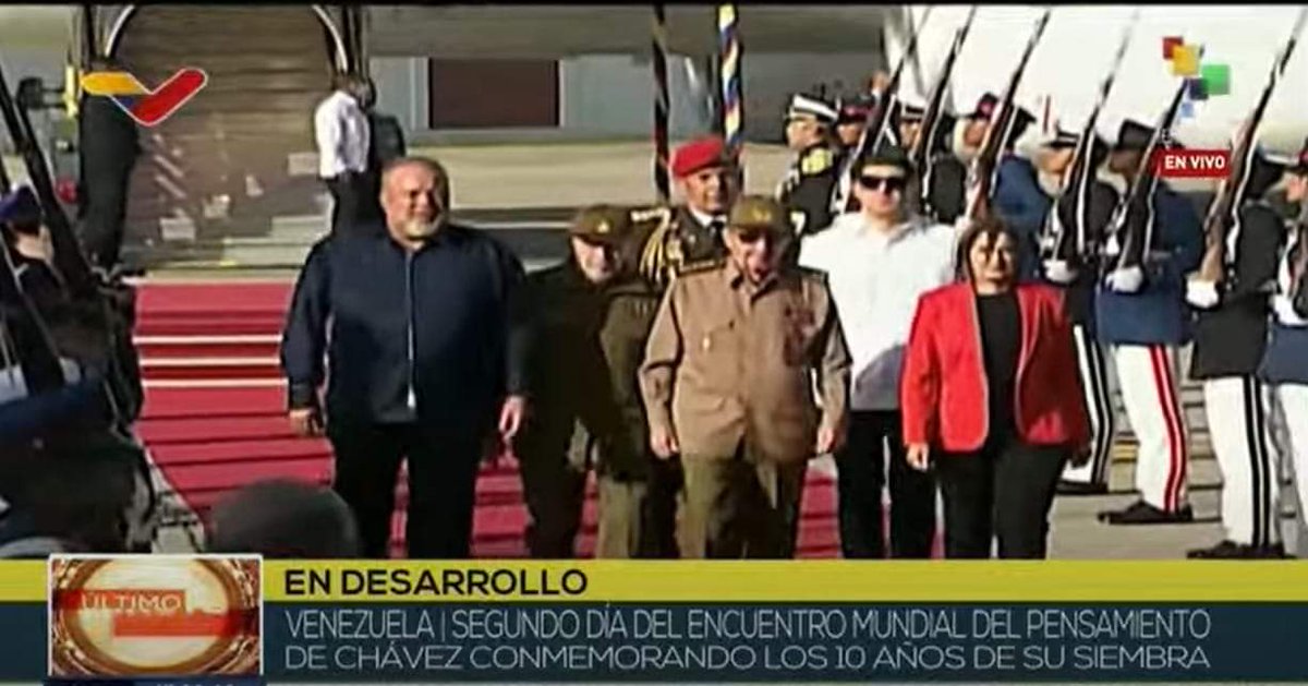 AdanVillavicen5's tweet photo. Llega el General de Ejército Cubano Raúl Castro Rúz a rendir tributo al eterno comandante en jefe Hugo Rafael Chávez Frías, a los 10 años de la partida sigue más vigente sus ideas. @Cubacooperabol2 @cubacooperaven @DeZurdaTeam_ @Diazcanel @Colina_VClara @amarcanopsuv https://t.co/01cTjrGC7H
