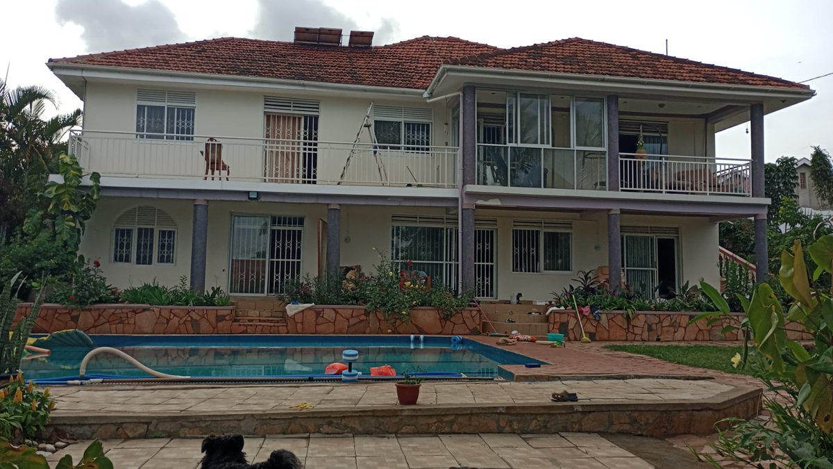 shukranproperty's tweet photo. ❤️FLAT HOUSE AVAILABLE FOR SALE AT KITENDE ON ENTEBBE ROAD 500metres OFF ENTEBBE ROAD WITH 📌 #6BEDROOMS ALL SELF CONTAINED, SEATING, DINING, KITCHEN AND SWIMMING POOL.
📌SEATED ON #35DECIMALS MAILO LAND WITH TITLE.
📌 AT ASKING PRICE #850M NOTE:INSPECTION IS ON APPOINTMENT. https://t.co/GTi17ltdpU