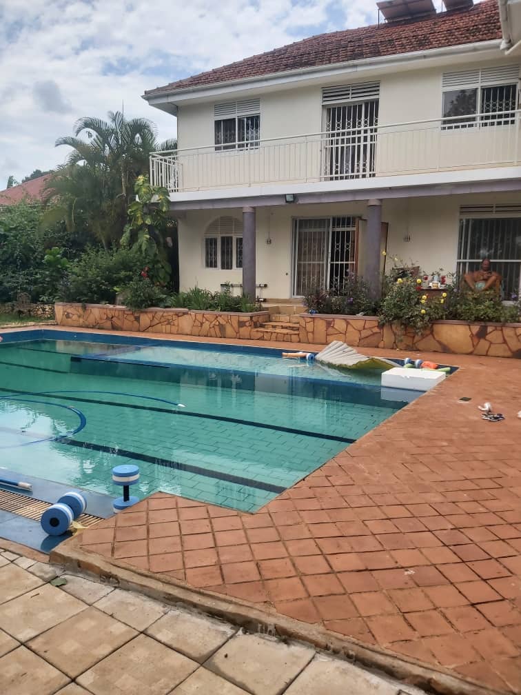 shukranproperty's tweet photo. ❤️FLAT HOUSE AVAILABLE FOR SALE AT KITENDE ON ENTEBBE ROAD 500metres OFF ENTEBBE ROAD WITH 📌 #6BEDROOMS ALL SELF CONTAINED, SEATING, DINING, KITCHEN AND SWIMMING POOL.
📌SEATED ON #35DECIMALS MAILO LAND WITH TITLE.
📌 AT ASKING PRICE #850M NOTE:INSPECTION IS ON APPOINTMENT. https://t.co/GTi17ltdpU