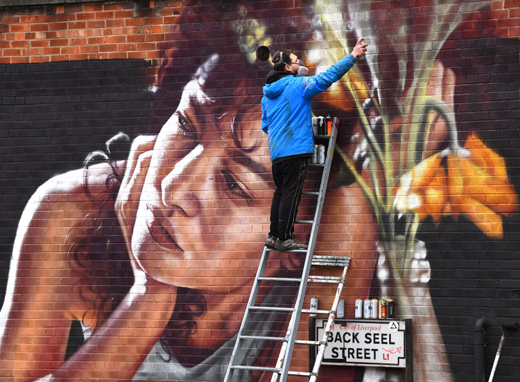 andyteebaypics's tweet photo. Artist Liam Bononi at work in the city......@LivEchonews https://t.co/Dyx5jEmVSu