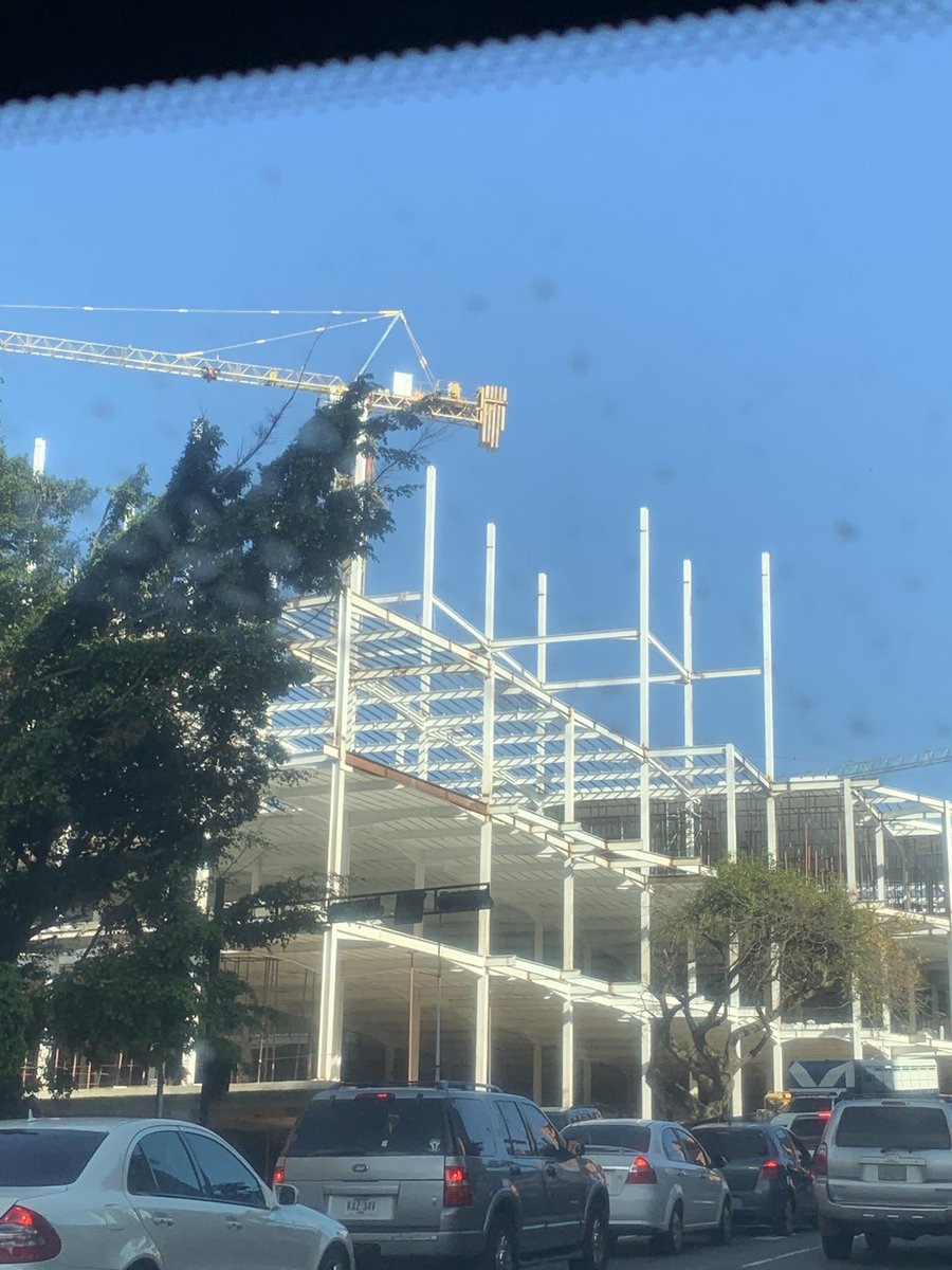 afoca13's tweet photo. La altura y dimensiones de el Traki en construcción en El Cigarral es una barbaridad!  Como dieron permiso para construir ese mounstro de edificio en la entrada de una zona residencial? Esto va a ser un colapso vial para El Hatillo. Tres pisos y el cuarto a la vista https://t.co/8ScCkYEdIy