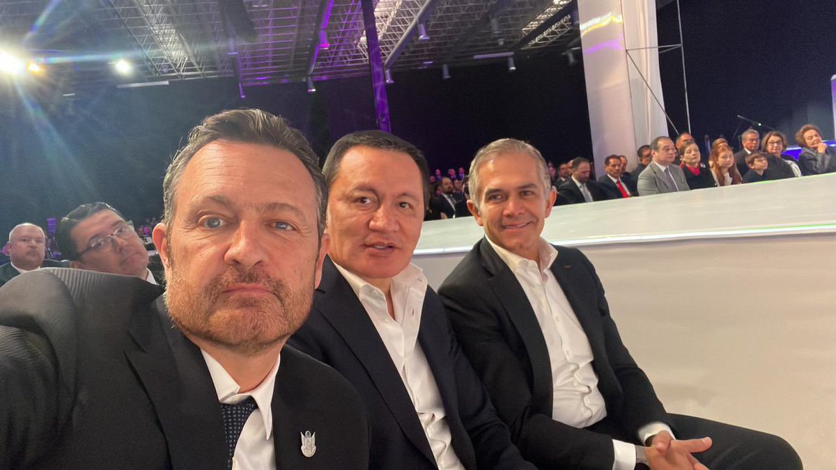 ManceraMiguelMX's tweet photo. Un gusto acompañar a mi amiga Gobernadora @MaruCampos_G en su primer informe de resultados y escuchar los proyectos que se concretan en beneficio de #Chihuahua y su gente. ¡Enhorabuena! #mm https://t.co/aGqG90gf3l