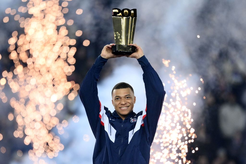 FabrizioRomano's tweet photo. Mbappé on match against Bayern to affect his future: "I don't think so. I'm here at PSG, I'm very happy, and I can't think of anything other than enjoying PSG life". 🔴🔵 #PSG 

"Ballon d'Or? For sure it's a mission for me to win the Ballon d'Or one day". https://t.co/3pfbQyzzTz
