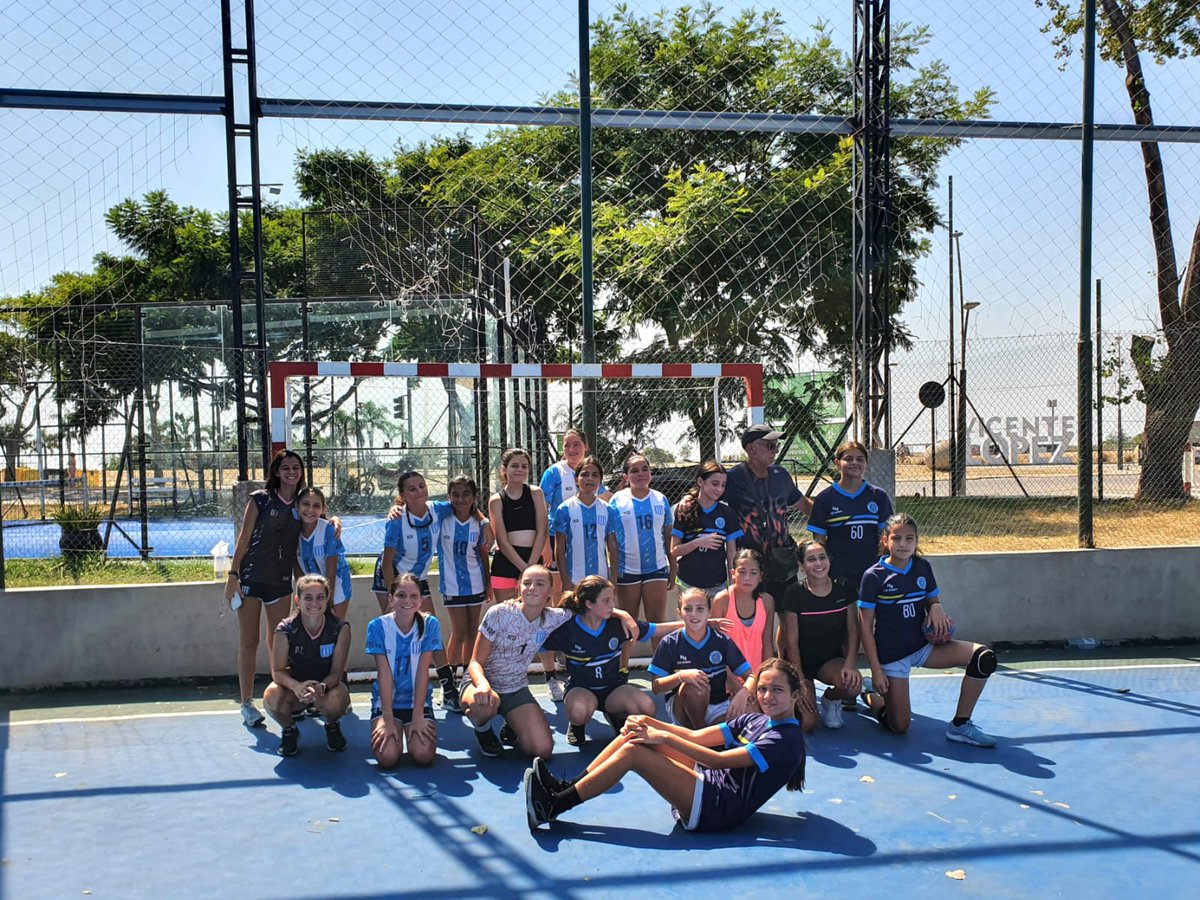 DeportesRacing's tweet photo. #HandballVdP 🤾‍♀️

Esta tarde se llevó a cabo una jornada amistosa entre @RacingHandballV con Asturiano en Vicente López. Participaron las categorías infantiles, menores, caderas y juveniles sin tanteador.

▶️ Las académicas debutarán en el torneo visitando a Guernica

#VamosRacing https://t.co/741cx23e7N