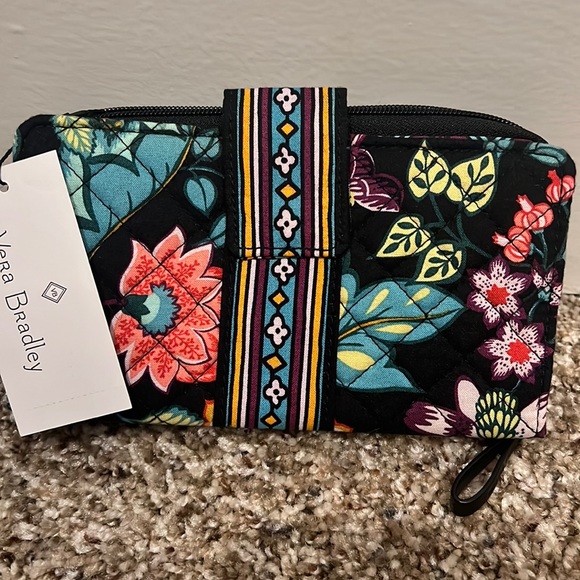 LenitaApril's tweet photo. So good I had to share! Check out all the items I'm loving on @Poshmarkapp #poshmark #fashion #style #shopmycloset #verabradley #boden #thesak: https://t.co/vRQgAFuqQE https://t.co/m3ArqTghT2