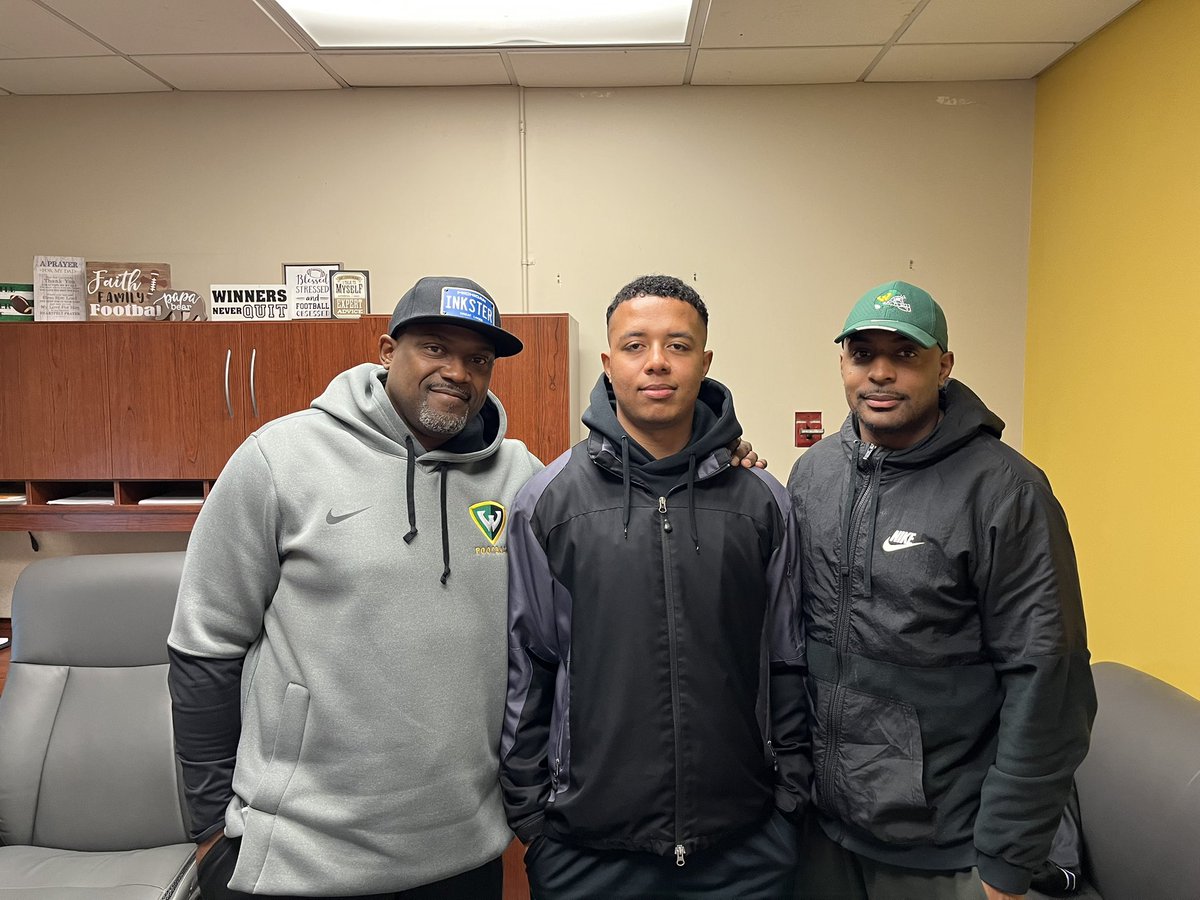 I’ve been blessed to receive the opportunity to remain a Warrior! I will continue on my academic path and play football at the next level for Wayne State University. Thank you <a href="/CoachWheat6/">Tyrone Wheatley</a> <a href="/Coach_Rob_WSU/">Antwon Robinson</a> <a href="/RisingStars6/">Rising Stars Academy</a> <a href="/S_Warriors_FB/">Eleven Warriors</a>