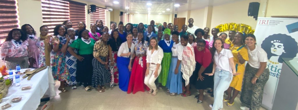 FanneyAR's tweet photo. Crecer como líderes mujeres para fomentar el hacer política con honestidad en procura de aportar al bienestar para nuestra comunidad Chocóana. Gracias senadora
@AnaPaolaAgudelo por ser guía en este camino político. @PartidoMIRA
@Virguez @irmalherrera
@aydeelizarazoc https://t.co/vuGfpIYiN9