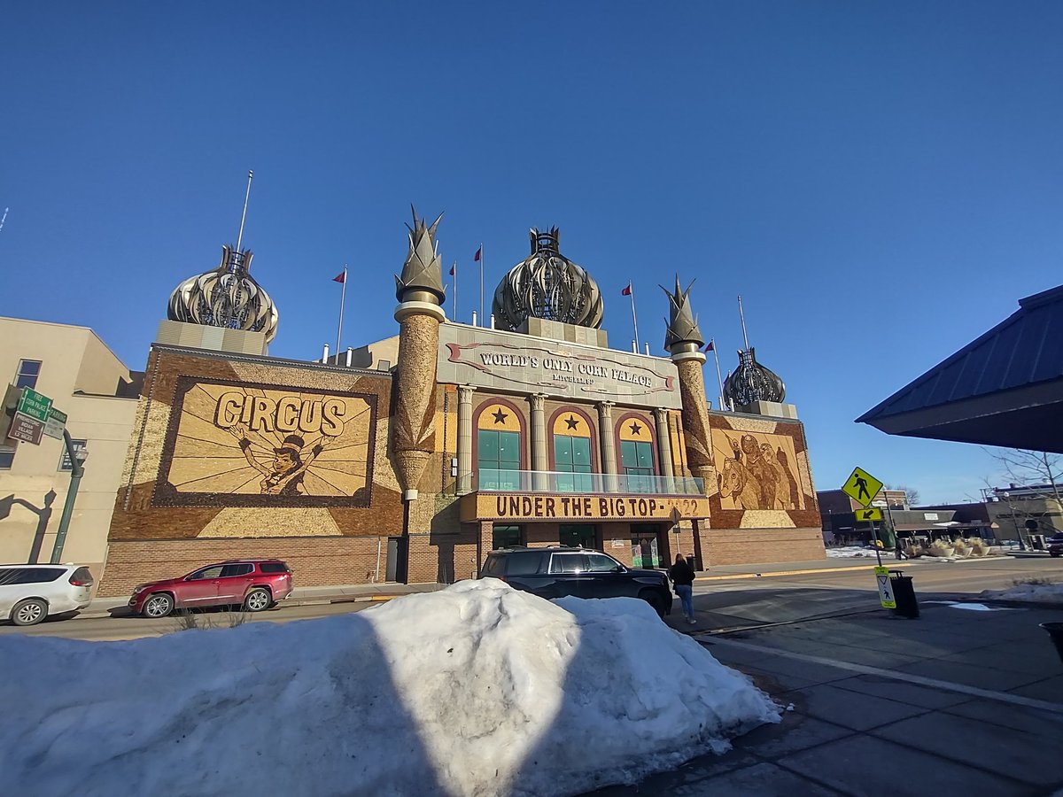 DWF57's tweet photo. Live from Legendary @Corn_Palace in Mitchell, SD.  Been here before, but this is my first basketball game here🏀

This is really cool hoops venue...made out of corn🌽

Mitchell HS hosts Watertown HS in Class AA SODAK 16 action.  Winner goes to State Tournament.  
#sdpreps #sdpb https://t.co/DeYGZcwfhB