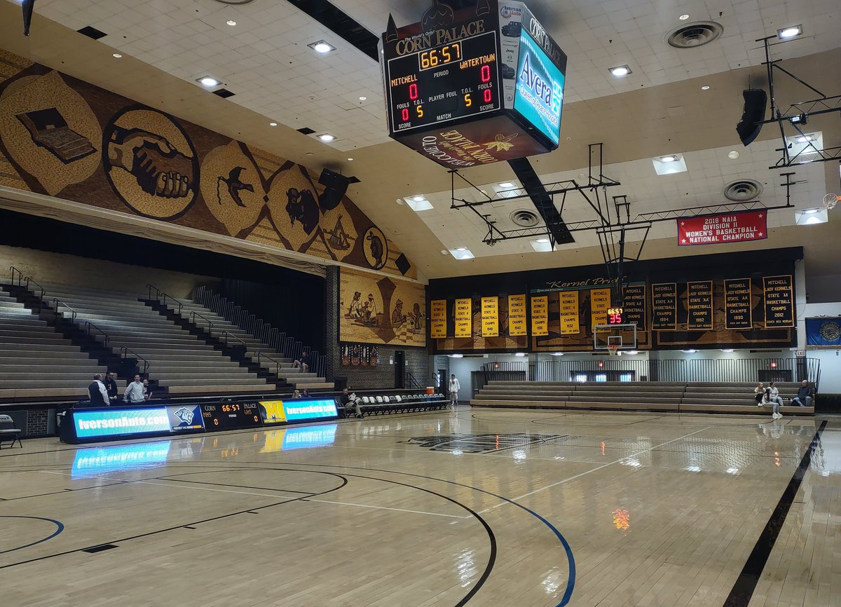 DWF57's tweet photo. Live from Legendary @Corn_Palace in Mitchell, SD.  Been here before, but this is my first basketball game here🏀

This is really cool hoops venue...made out of corn🌽

Mitchell HS hosts Watertown HS in Class AA SODAK 16 action.  Winner goes to State Tournament.  
#sdpreps #sdpb https://t.co/DeYGZcwfhB