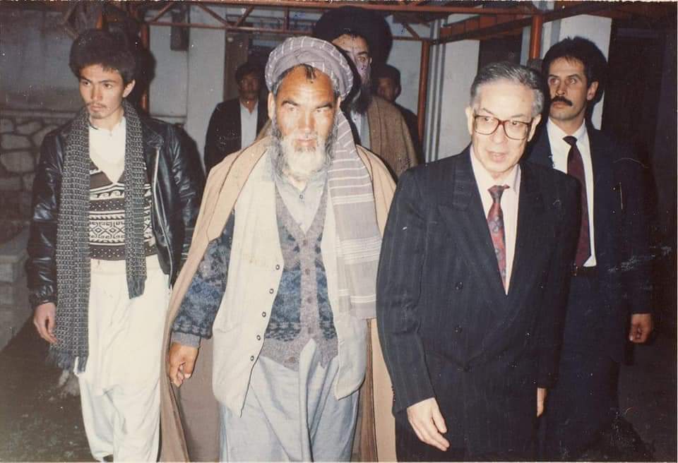 مردی که با هدف مقدس،آرمان بزرگ و برای شکستن دیوار استبداد تا آخرین نفسش مبارزه کرد و به مردمش انگیزه و شجاعت بخشید که در تصمیم گیری سهیم باشند.
یاد رهبر شهید را گرامی میدارم و عدم حضور آن سیمای عدالت و مقاومت را تسلیت می گویم.
