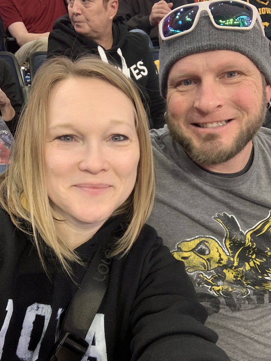 slpiniowa's tweet photo. Let’s go HAWKS! 💛🖤 #B1Gwbbt https://t.co/bhR75kp5eo