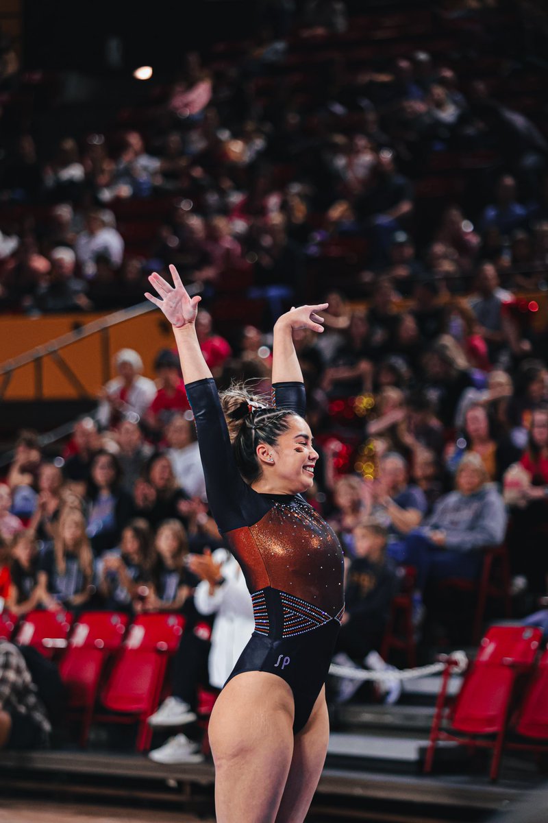 BeaverGym's tweet photo. Beam: CAREER HIGH 🤩

@sydneyjgonzales gets a 10 from one judge for a 9.975! 

#GoBeavs https://t.co/z1BKVEYhVB