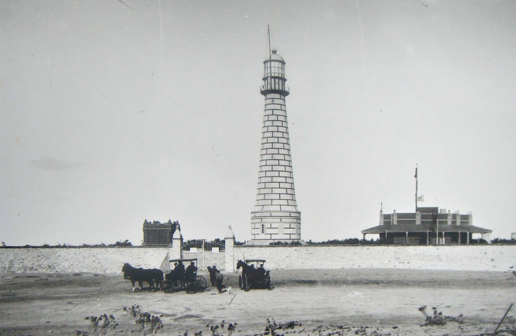 FotosFamiliaMdP's tweet photo. Increíble Mar del Plata a principios del siglo XX. El Faro de Punta Mogotes con su aspecto original, en el medio de un agreste paisaje. https://t.co/sTXoOzuVen