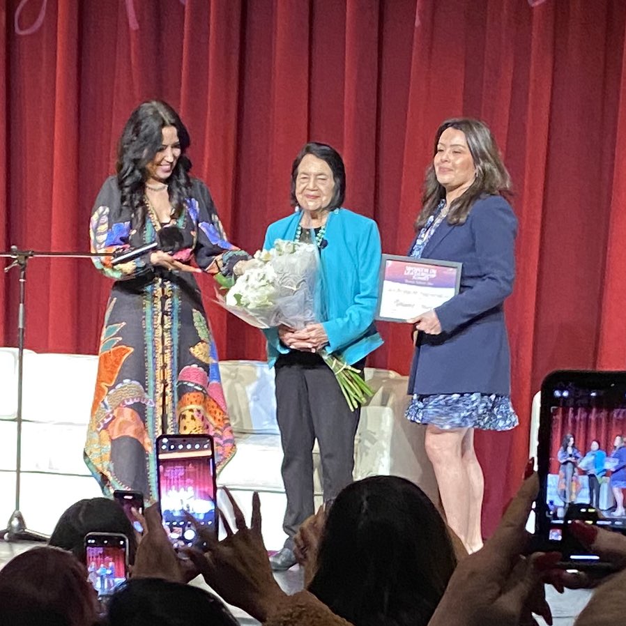 margieacsa's tweet image. Today at ACSA R-16, an unforgettable moment for LAUSD Instructional Technology Initiative Director Sophia Mendoza, who took the stage for a fireside chat with Dolores Huerta, which was followed by a presentation of flowers to the highly respected activist. #ladieswholead #acsa