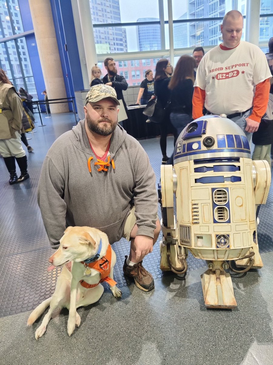 longleaf616's tweet photo. My humans and I saw some interesting characters at the @griffinshockey #starwars hockey game. 

#journeysofjohn #servicedog #veteranservicedog #starwars #saturdaynighthockey #gogrg https://t.co/VNpRDd7N6P