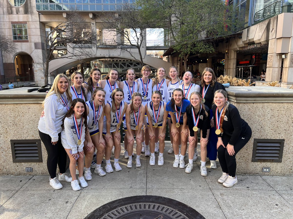 ladyNDNhoops's tweet photo. State Champions. 

#EarnedIt https://t.co/lRV5ibXYQw