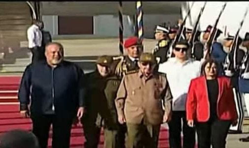 Una delegación del alto nivel de #Cuba, presidida por el General de Ejército Raúl Castro Ruz, llegó a Venezuela para rendir homenaje al comandante Hugo Chávez (1954-2013), a 10 años de su partida física. #ChavezVive