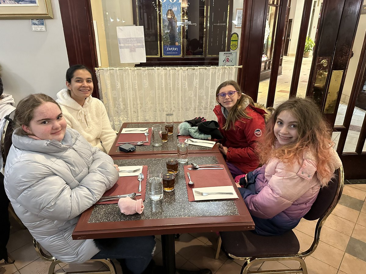 MlleJaklitsch's tweet photo. Night number 1 for dinner! https://t.co/9ThbGUDnIG
