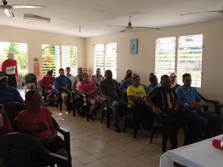 eulise64's tweet photo. Los candidatos a diputados de la #IslaDeLaJuventud, realizan un intercambio con los pobladores del barrio en transformación El Tranco del Consejo Popular La Demajagua.
#MejorEsPosible
#YoVotoPorTodos #Cuba https://t.co/LbXNNXoYPC