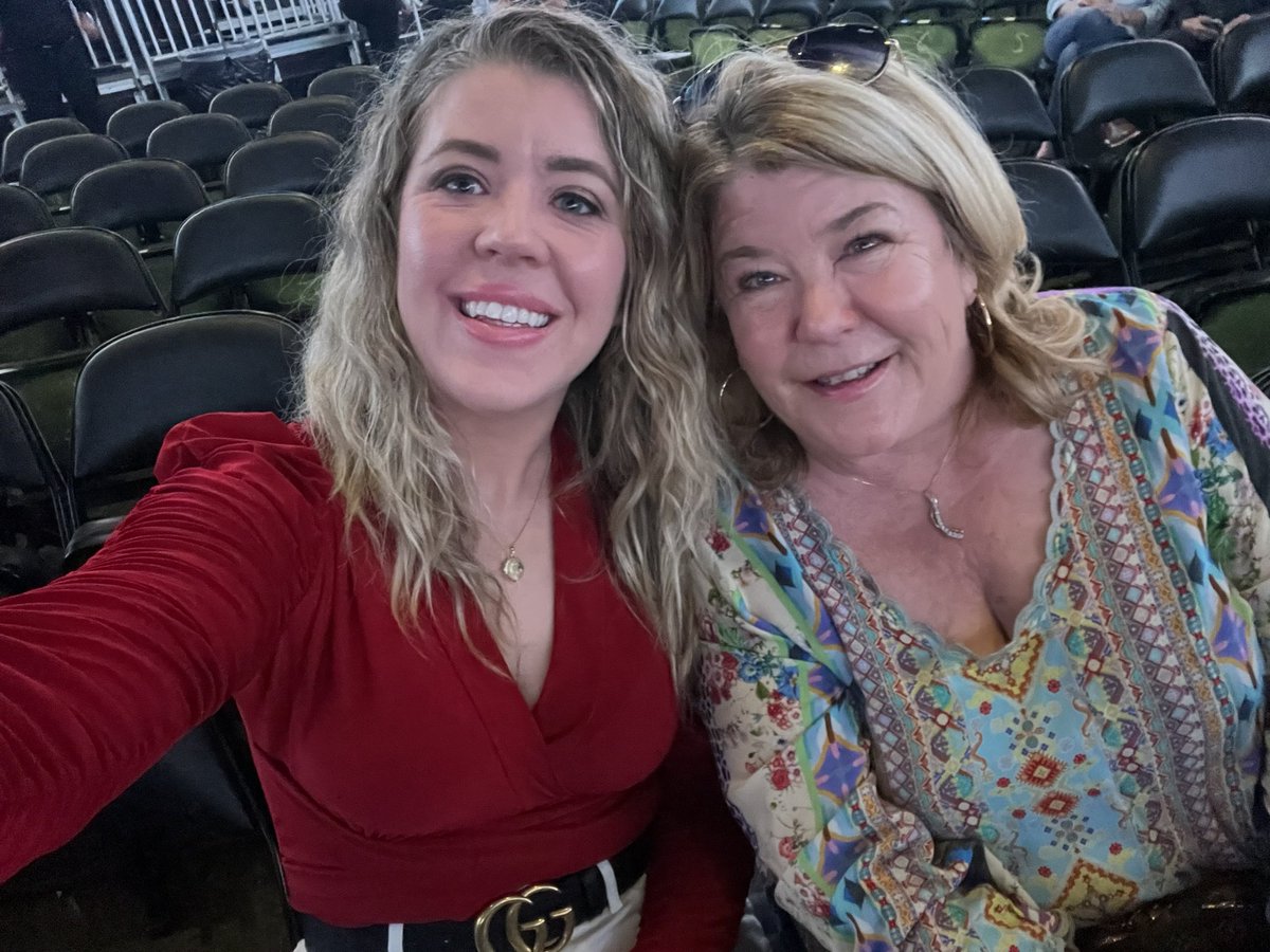 candizzle_6's tweet photo. My moms Christmas and birthday present! #bsorlando https://t.co/du2uJGBdAz