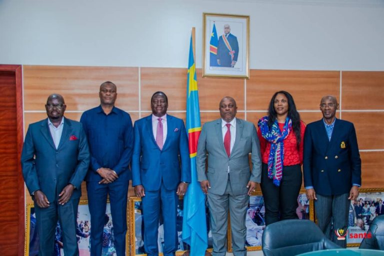 acprdcongo's tweet photo. #RDC: Les vertus d’un produit antipaludique appelé «#Mozzi», ont été expliqués, vendredi, au ministre de la Santé publique, le Dr Jean-Jacques Mbungani, par le président du Conseil d’administration de la firme kenyane No Malaria Kenya «#NoMAK», Chris Opar.
https://t.co/voyLPOjcOF https://t.co/Qml98FhQr5