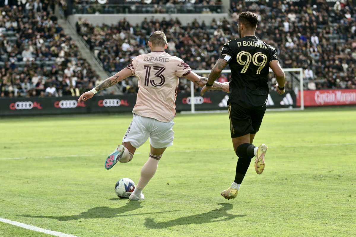 SportsFeedNet's tweet photo. LAFC defeats Portland opener 3-2 #lafc #portlandtimbers #mls #soccer #2022mlschampions https://t.co/vJQoSQWsJs