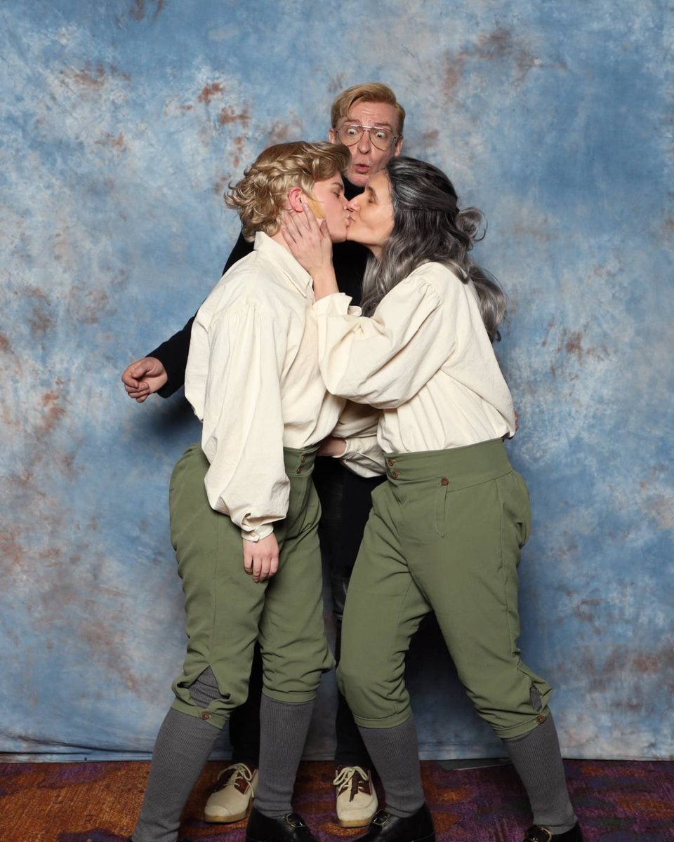 snapbackcosplay's tweet image. Hello, we screamed at seeing our photo with Rhys Darby 🤣 we told him to react to our kiss #ECCC2023 #ofmd