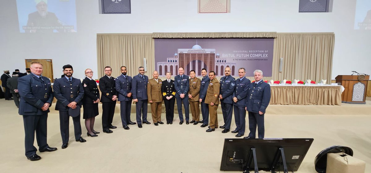 Members of the uniformed services present today at the amazing Inauguration of the New Baitul Futuh Mosque complex and Peace Symposium @BritishArmy @RAdmJudeTerry @DSAME_Defence @RanaldMunro @RegComdtLASER @REGSSOLASER @CdrFCampbell