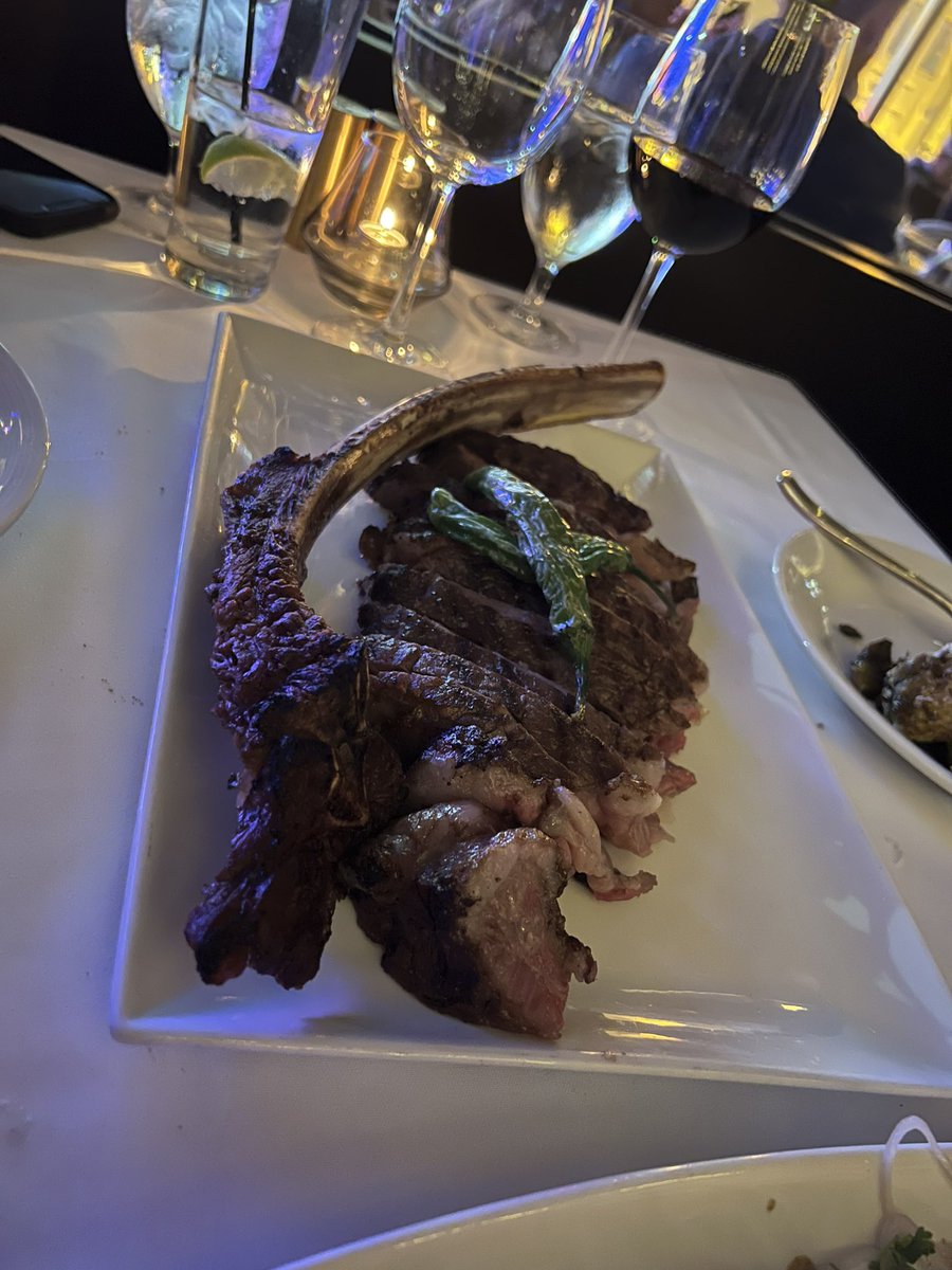 Headeater's tweet photo. #oscarssteakhouse #theplaza #ribcap #ribeye bone in #theview #Fremont #fremontstreet https://t.co/v7HTt08vTf