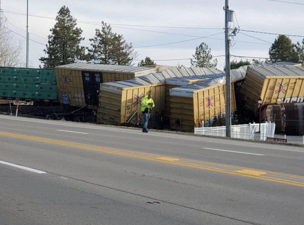 BREAKING: Norfolk Southern train has derailed in Ohio, residents ordered to shelter in place, large hazmat teams spotted

Prayers for the people of Ohio.🙏
