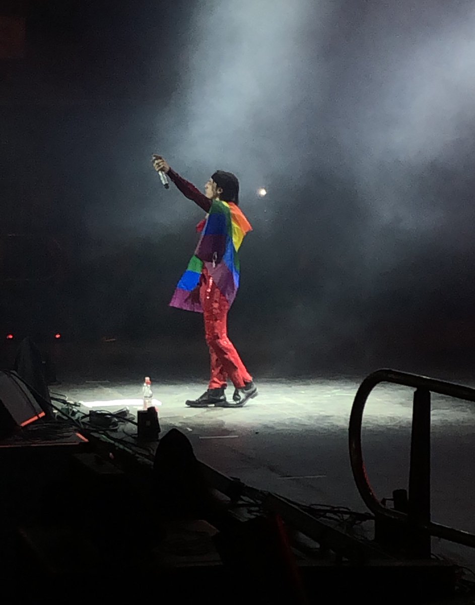 masicosiao's tweet photo. @Robleis01 no te imaginas cuánto lloré cuándo entraste al escenario, te salió increíble el show, te quedó más bacán que la chucha y los bailarines y músicos eran demasiado buenos, espera que tú primer viaje a Chile te haya gustado, te quiero un montón mi culón favorito 🤍 https://t.co/tyM5zEKf6h