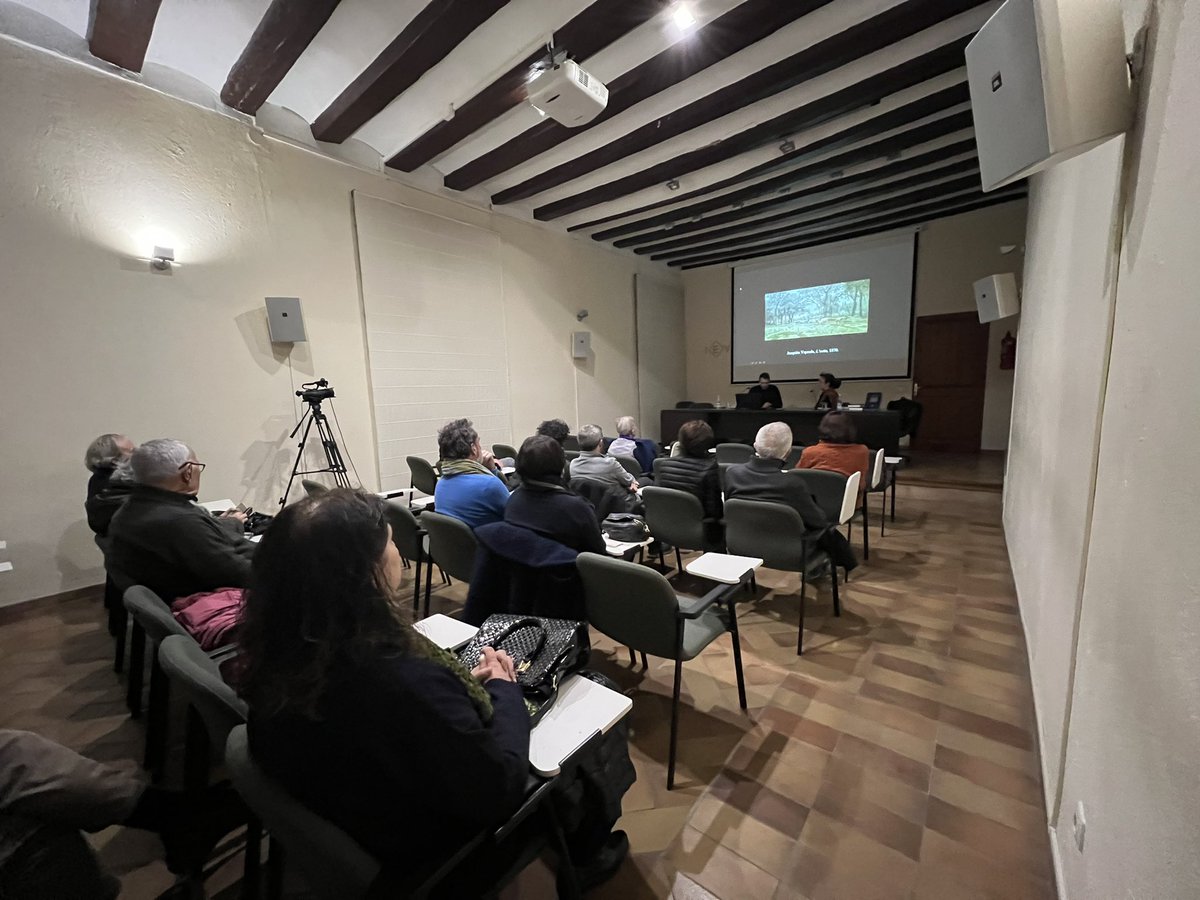 Junts per Valls (@juntsxvalls) on Twitter photo 📒 La sala d'actes de l'<a href="/IEV_Valls/">IEV🎗Estudis Vallencs</a> va acollir la presentació de l'obra que recull els articles sobre pintura de Gabriel Ferrater, amb Elena de la Cruz Vergari, directora de l'<a href="/OEdendum/">Obrador Edèndum</a> i l'historiador Pere Prats ✍🏿
🗣📗 📒 La sala d'actes de l'<a href="/IEV_Valls/">IEV🎗Estudis Vallencs</a> va acollir la presentació de l'obra que recull els articles sobre pintura de Gabriel Ferrater, amb Elena de la Cruz Vergari, directora de l'<a href="/OEdendum/">Obrador Edèndum</a> i l'historiador Pere Prats ✍🏿
🗣📗