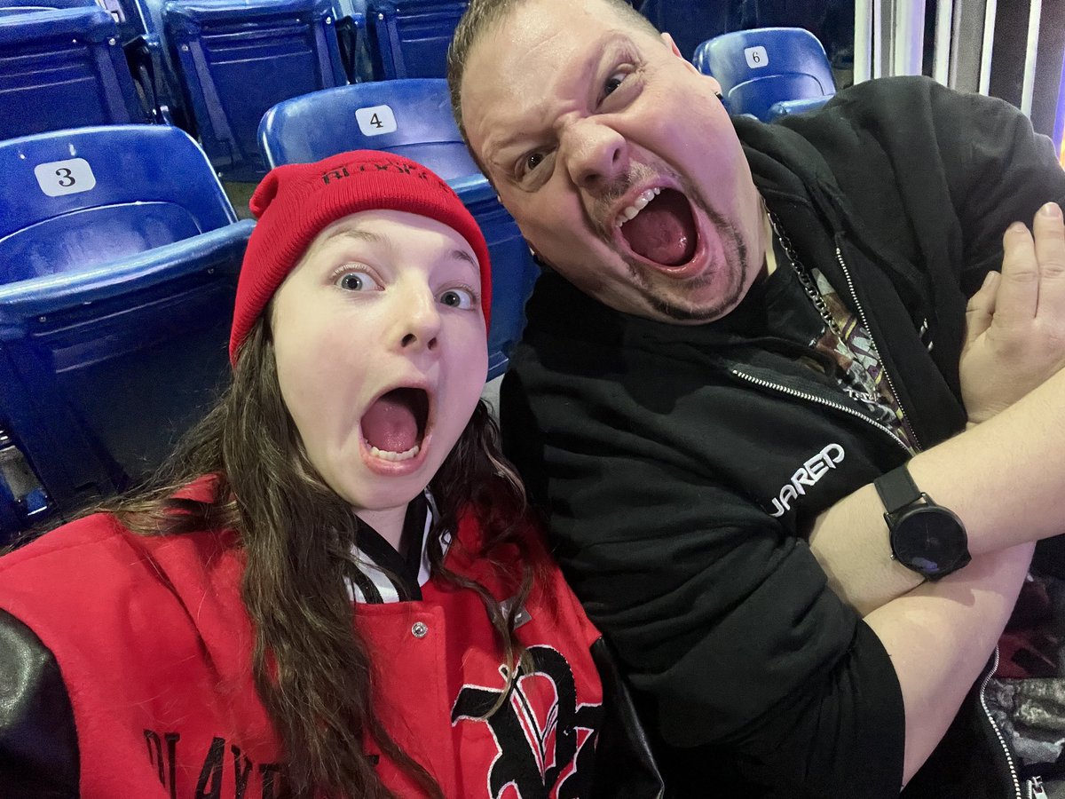 We ready #WWEToronto let’s get the show going #daddaughtertime