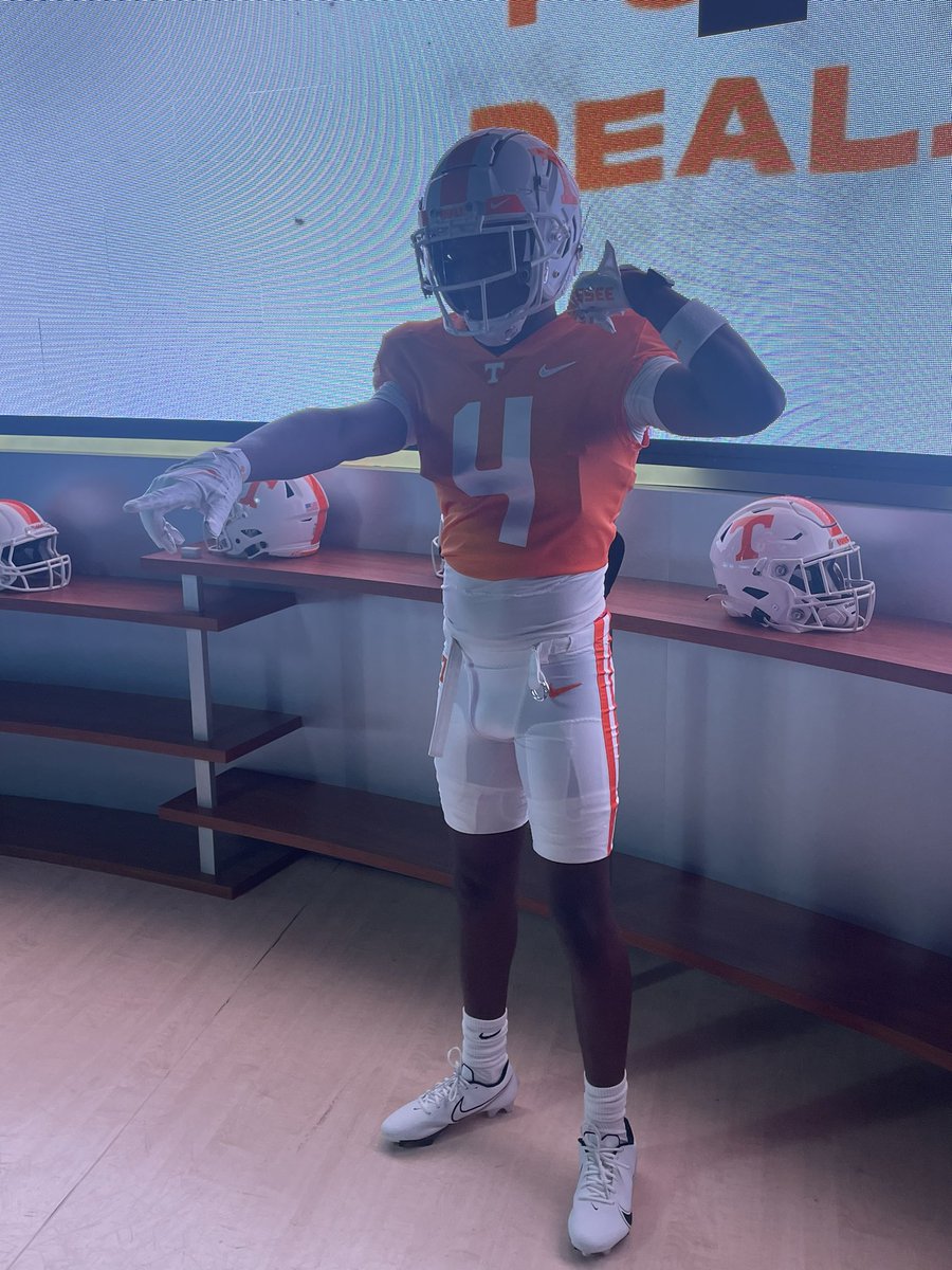 __nickburden's tweet photo. Had a time in Knoxville today! Thank you for the hospitality can’t wait to come back #GBO🍊 @Vol_Football @CoachCrab @DutchtownFB1 @_Coach_O @dreamchasin21 @niketaq #GoVols https://t.co/hDF3RqPIzb