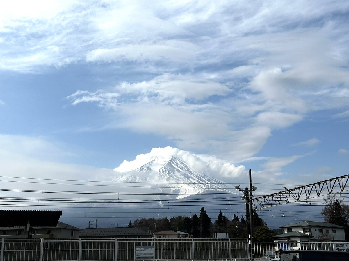 3月５日(日) おはようございます。 からです。 先程から富士山見えてきました☻ . 夜から雪予報となっています。 明日の朝は道路凍結にご注意下さい⚠️