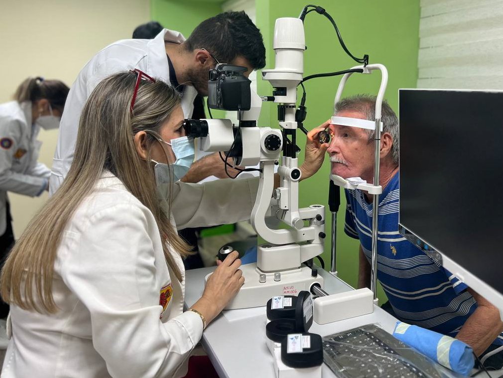 ¡Gran inauguración del Ipasme!

Anunciamos que abrimos las puertas del Centro Oftalmológico de Oriente Hugo Rafael Chávez Frías, en el Edo. Anzoátegui.

Equipos de primera, un quirófano y lo mejor: especialistas preparados y sensibilizados.
<a href="/NicolasMaduro/">Nicolás Maduro</a>
#ChávezInfinito