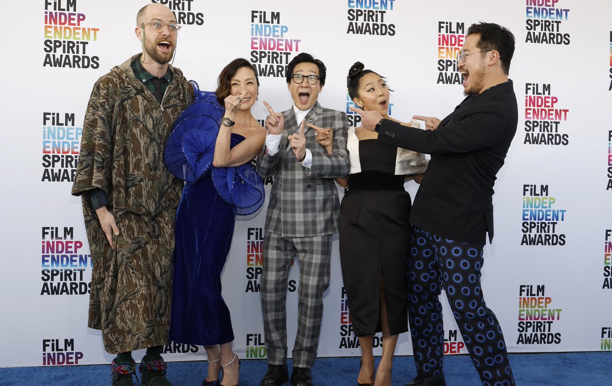 altapeli's tweet photo. Con #EverythingEverywhereAllAtOnce arrasando en cine y #TheBear liderando en series, estos son los ganadores de los #SpiritAwars. Listado completo: https://t.co/rNYN5gzOH5 https://t.co/XjkjxcWT5q