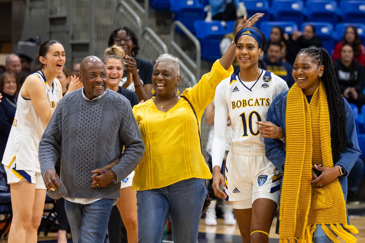 QU_WBB's tweet photo. We laugh together… https://t.co/zPQXISF4sQ
