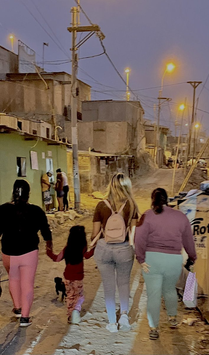 Solo recorriendo y conociendo la realidad de cada sector es que podremos trabajar e impulsar su desarrollo. 🤎💪🏻 #chorrillos