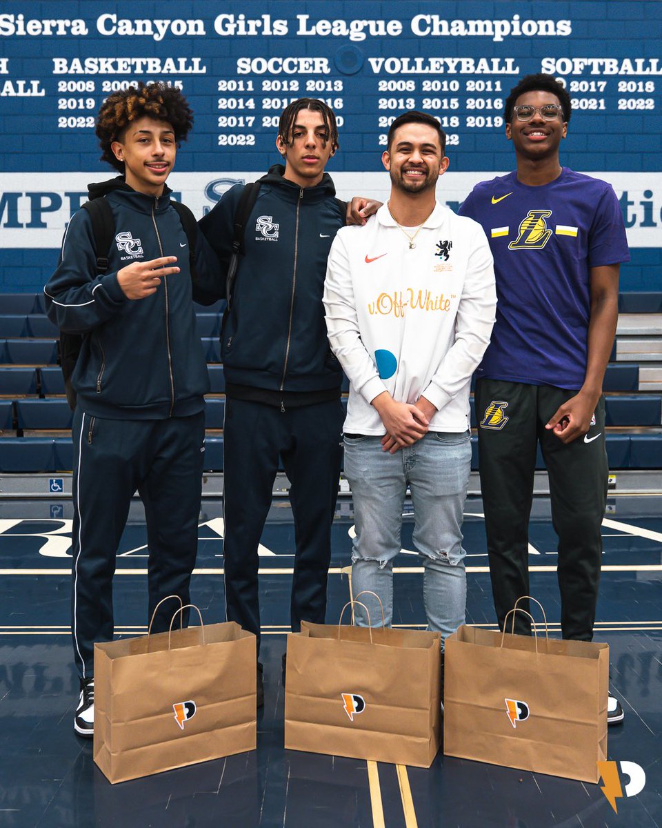 ShuPlug's tweet photo. Sneaker Shopping with Dylan Metoyer, Justin Pippen, and Bryce James 🐍⚡️

Came through with a 3 pack of Kobes for the Sierra Canyon boys. Brought out some classic Kobes that include the Nike Kobe V “Bruce Lee”, the Nike Kobe V “EYBL”, and the OG Nike Kobe VII “Gold Medal”. https://t.co/BXmvmyz5Fa