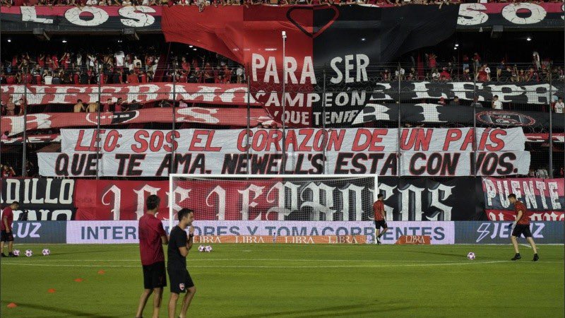 noblaspalmas's tweet photo. En la previa del partido entre el rojinegro y Barracas Central, la hinchada colgó una bandera en la tribuna del estadio Marcelo Bielsa con un mensaje para Lionel Messi. "Leo, sos el corazón de un país que te ama" NUNCA LOS TENDRÁS: Maradona y Messi Nos eligieron. 🔇 Amargo! https://t.co/etCwj562os