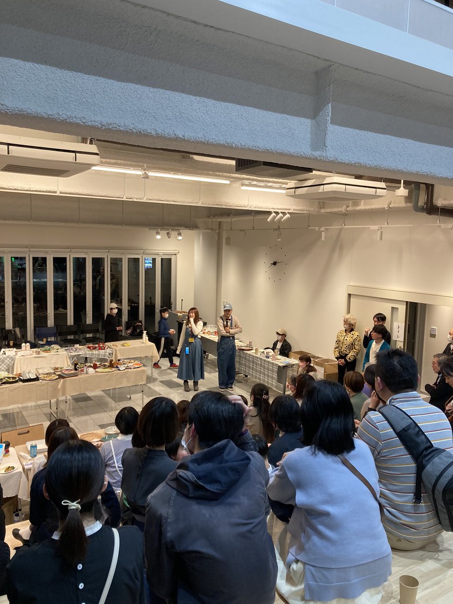 f_r_re's tweet photo. さんかく3周年記念に参加して来ました。豪華ゲストの対談から本の交換まで、楽しい１日でした。る��くんを連れて行ったので、やまむらともよさんが話しかけてくれた！ファンです！ https://t.co/ruL2GSxLsa