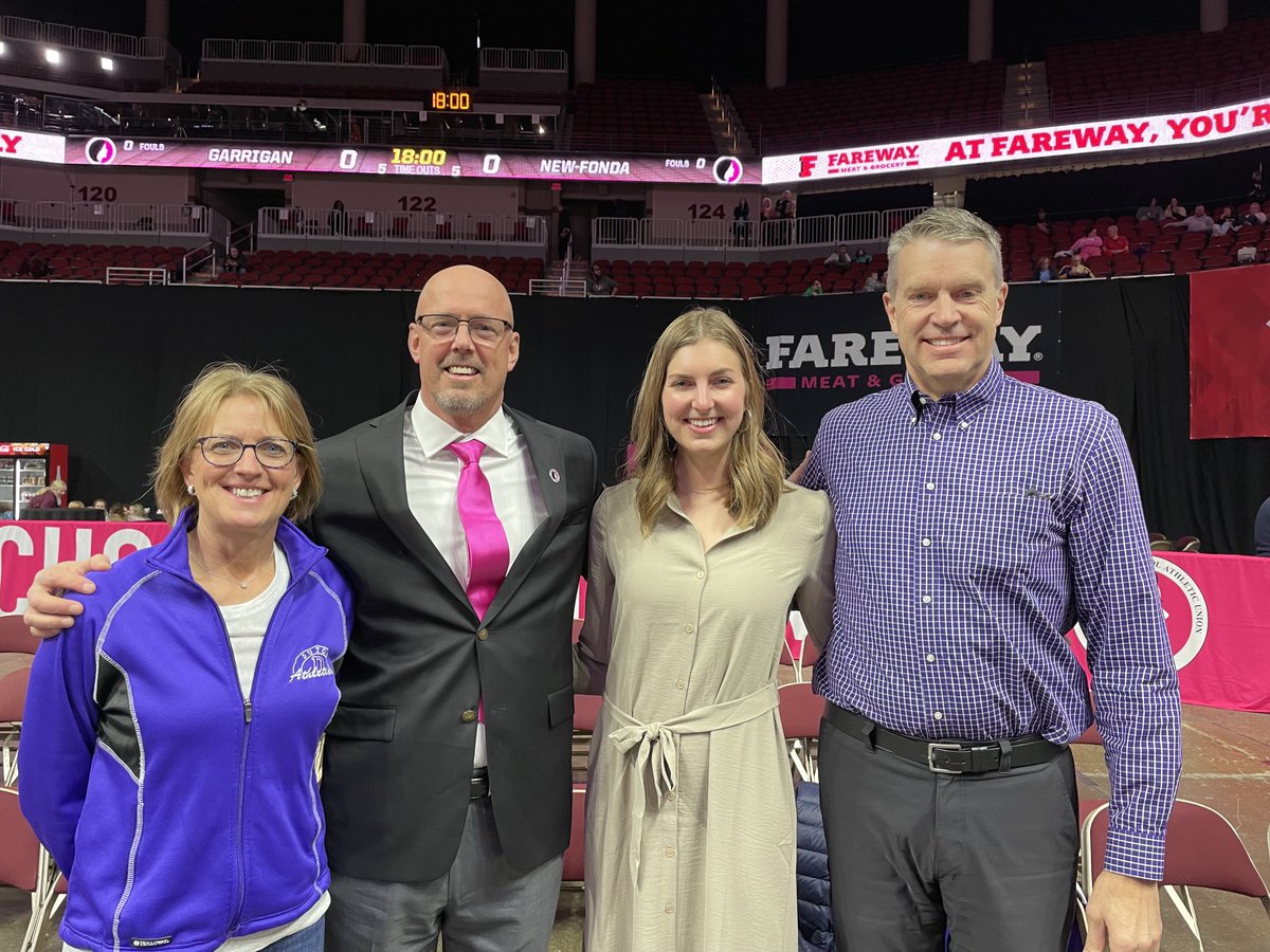radamsmocfv's tweet photo. Ran into this great Hall-of-Famer and her family at the Iowa Girls’ State Basketball Tournament! ⁦@mocfvcsd⁩ #mocfv #ighsau #GoDutch https://t.co/rojvXtvm64