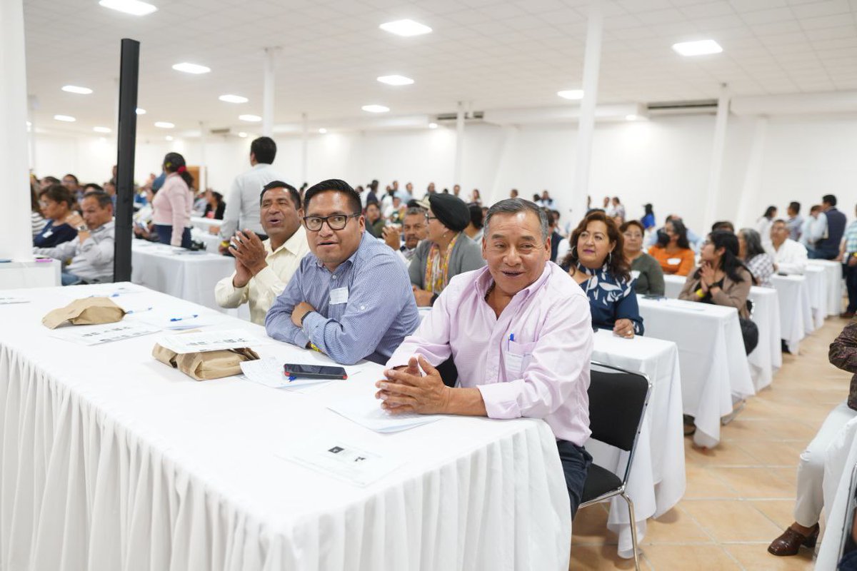 PANPuebla2427's tweet photo. #UnidosPodemosTodo 🤝

En esta jornada de talleres y capacitaciones las y los asistentes dialogaron con @eduardorivera01 para conocer las acciones realizadas en la capital poblana e intercambiar experiencias sobre los #BuenosGobiernosPAN. 🙋🏻‍♀️🙋🏻‍♂️ https://t.co/1pI7oPrrQX