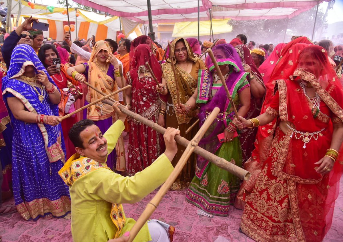 uptourismgov's tweet photo. With men dressed as #Kanha and women merrily beating them with sticks - #ChhadimaarHoli is profound joy in #Gokul.
Have a glimpse.

#Rangotsav2023 #MathuraVrindavan #Holi #BrajKiHoli #festivalofcolors #UPTourism #UttarPradesh #UPNahiDekhaTohIndiaNahiDekha https://t.co/NFmgPIUluw