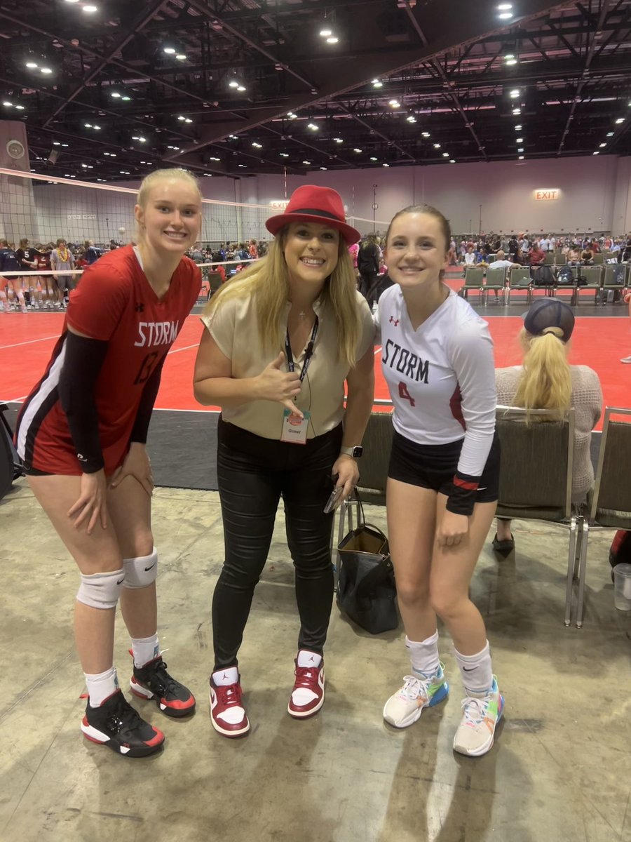 I’ve been on the hunt for the red hat and I found her today!! <a href="/VBallrecruiter/">Kara Hill</a> So excited I finally met her!!