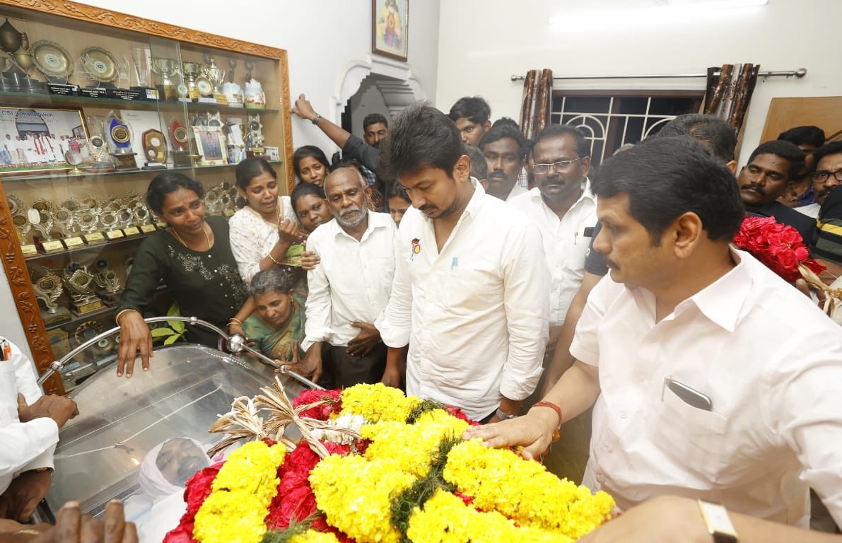 OptionTrading03's tweet photo. விபத்தில் உயிரிழந்த பிரபல புகைப்பட கலைஞர் ஸ்டாலின் ஜேகப்பின் உடலுக்கு கோவையில் அமைச்சர்கள் உதயநிதி மற்றும் செந்தில் பாலாஜி நேரில் அஞ்சலி செலுத்தினர்

 #StalinJacob | #Coimbatore | #DMK https://t.co/JfN70idVkm